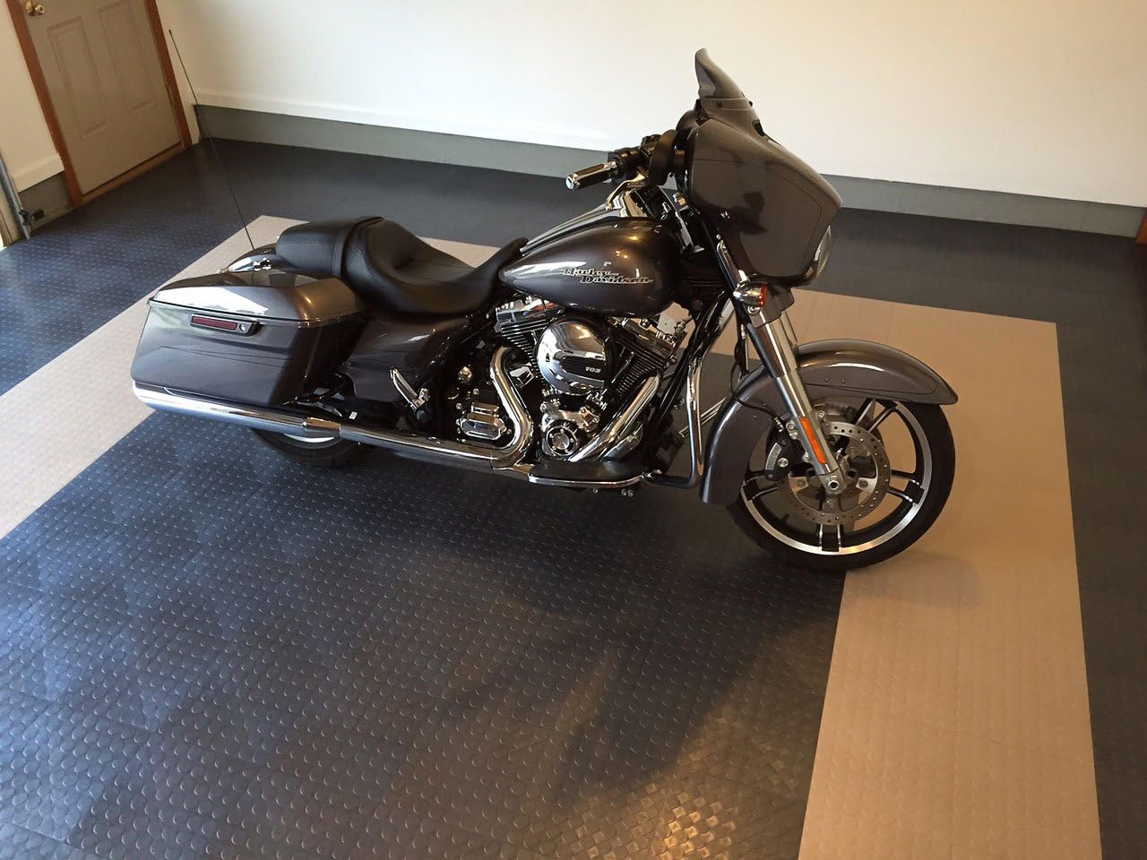 Big Floors RaceDeck CircleTrac, Interlocking Non-Slip Garage Flooring Tile, Durable, Modular, Heavy-Duty Copolymer, Easy Install (White, 12 Pack of 12 x 12" Tiles)